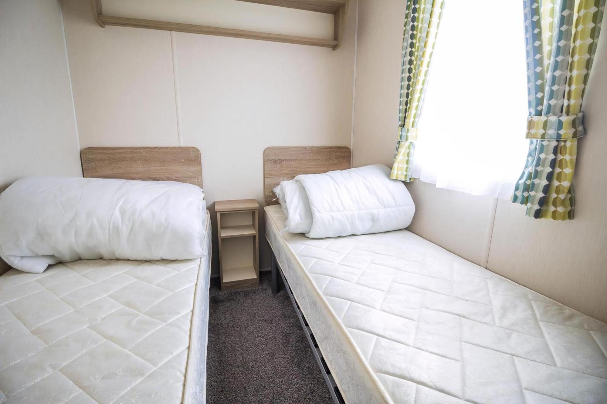Lovely Caravan With Decking At Seawick Holiday Park In Essex Ref 27471Sw Clacton-on-Sea Exterior photo