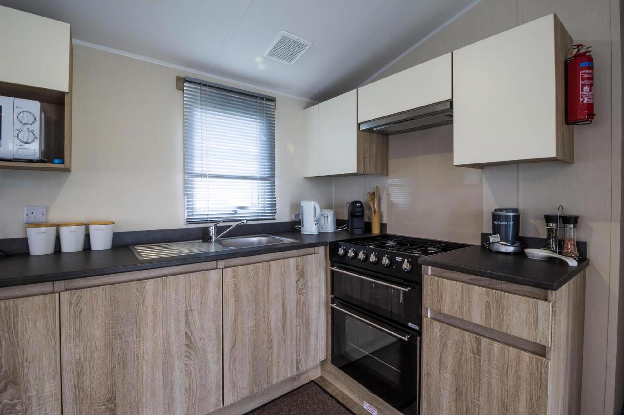 Lovely Caravan With Decking At Seawick Holiday Park In Essex Ref 27471Sw Clacton-on-Sea Exterior photo