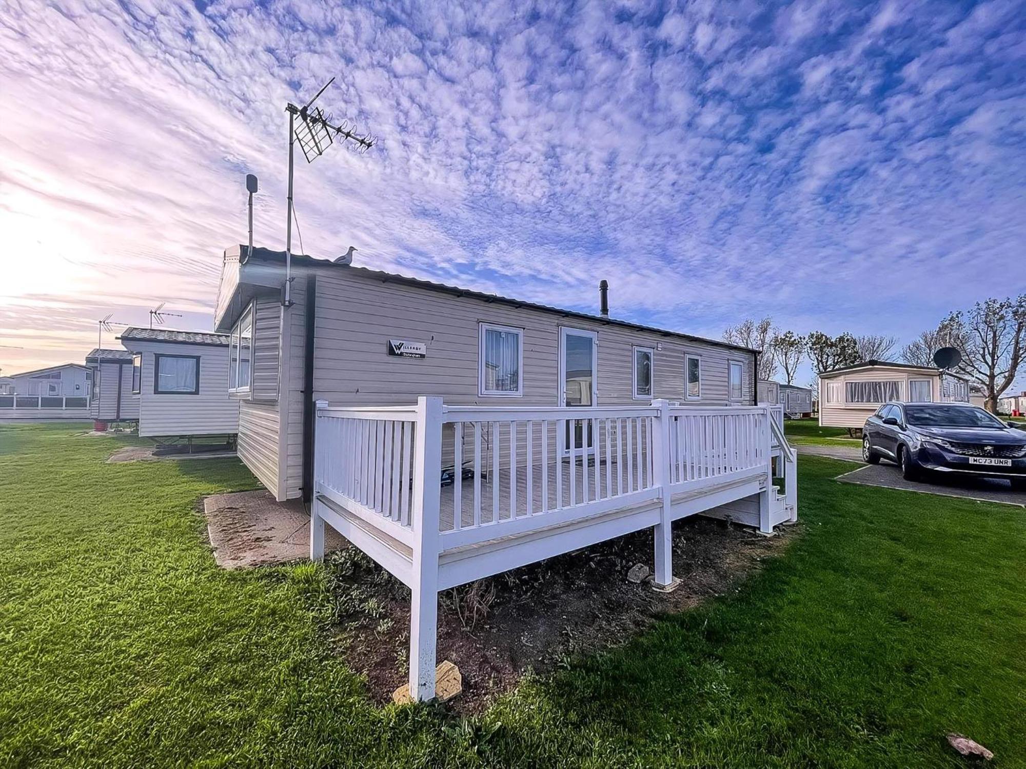 Lovely Caravan With Decking At Seawick Holiday Park In Essex Ref 27471Sw Clacton-on-Sea Exterior photo